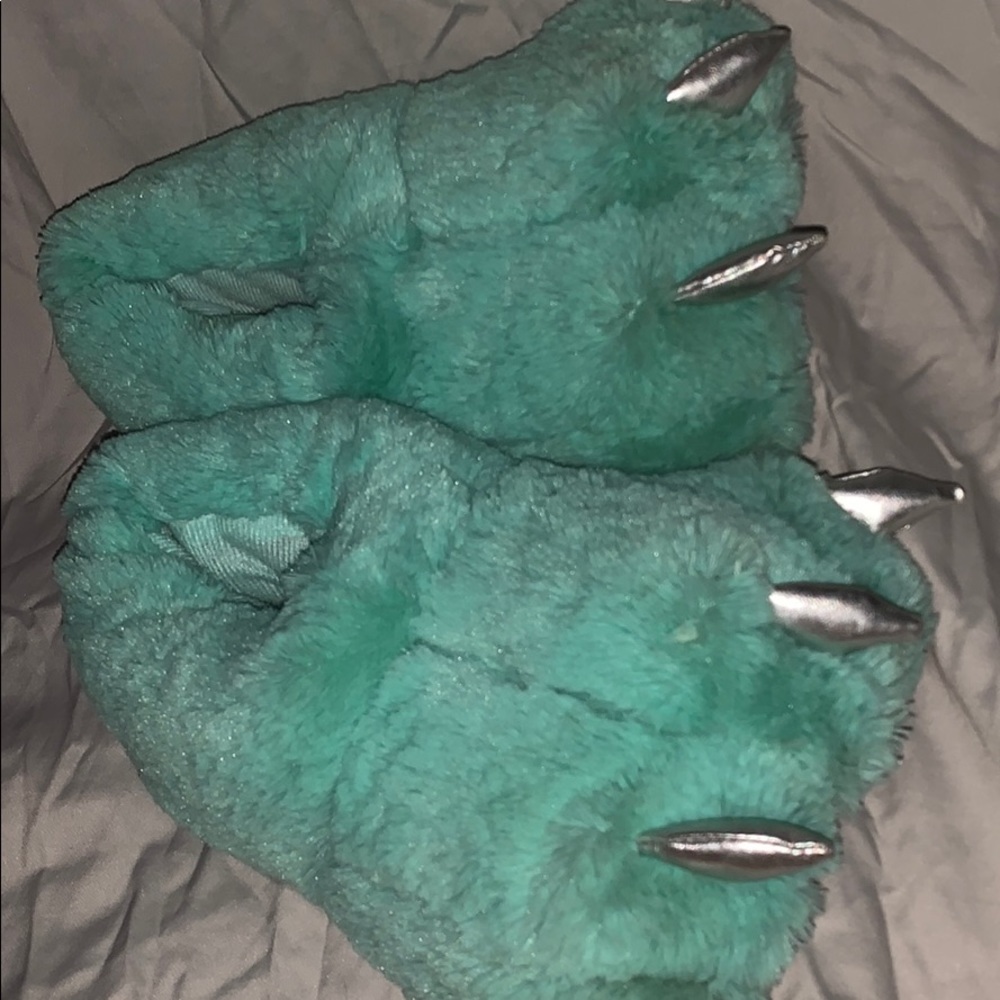 Fluffy house-shoes               ❗️taking offers❗️